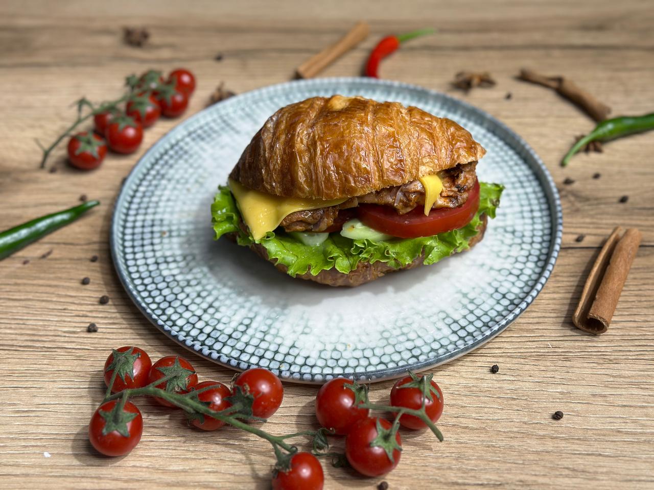 Kruassan s kurinniy steyk